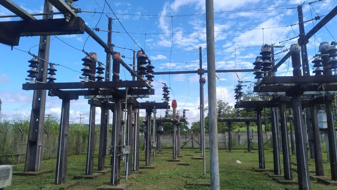 Barramentos e isoladores de uma subestação em área externa