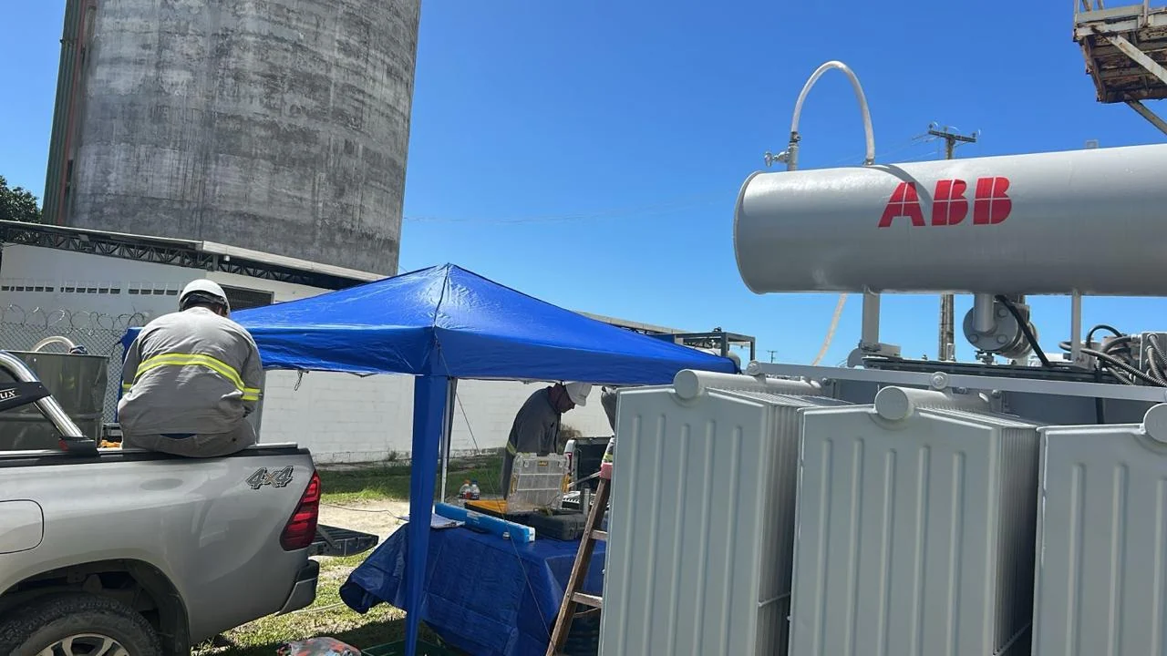 Área de trabalho junto a um transformador com apoio de veículos e cobertura