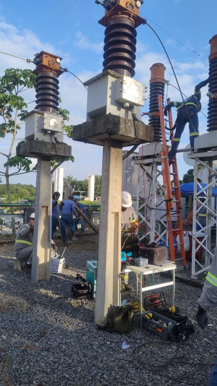 Conjunto de equipamentos e isoladores em área externa