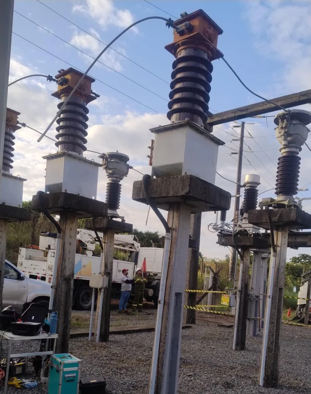 Equipamentos de manobra e isoladores de uma subestação