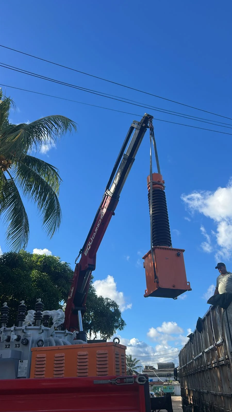 Guindaste movimentando equipamento elétrico