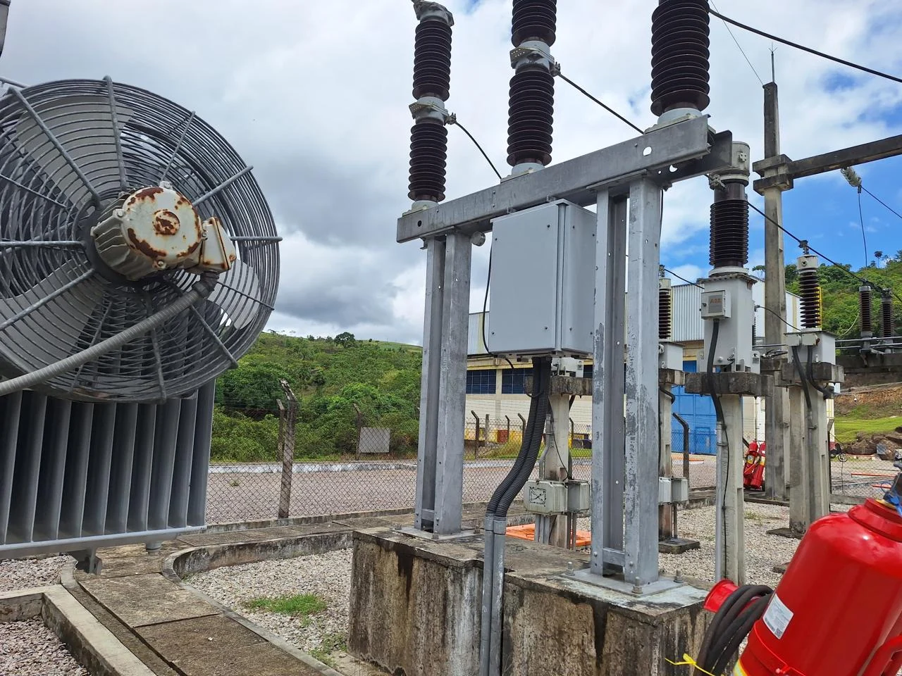 Estrutura de manobra com isoladores em uma subestação