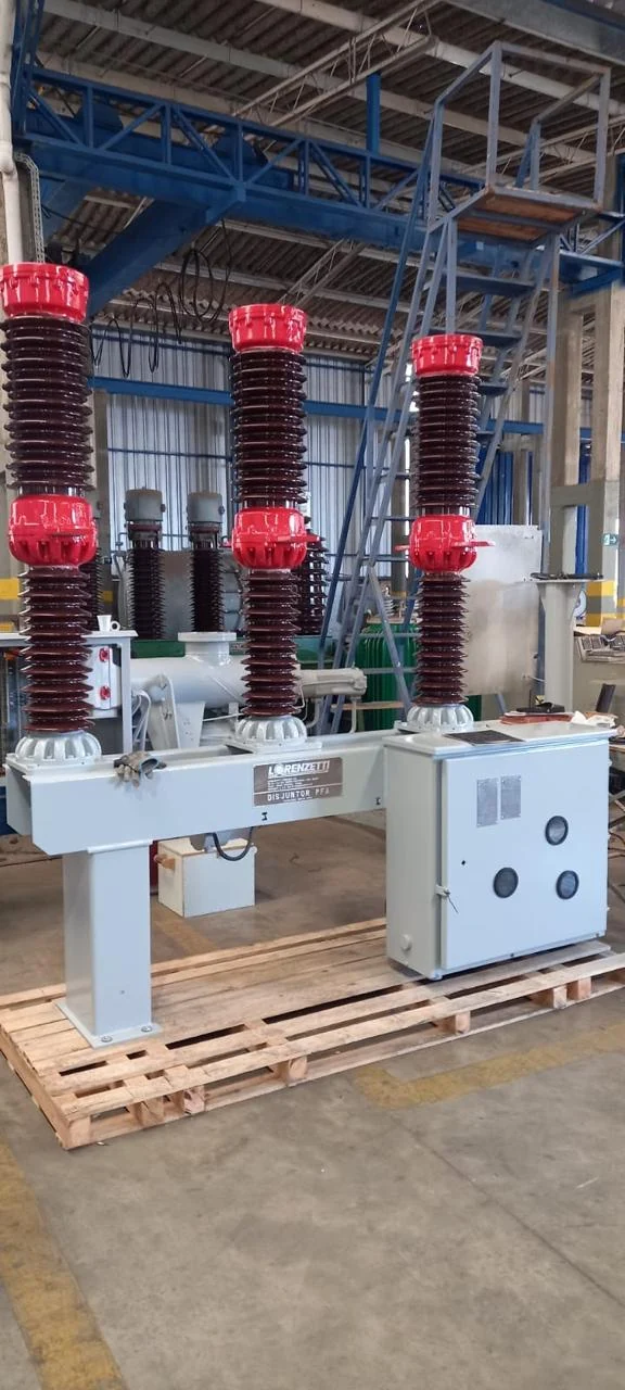 Equipamento elétrico de manobra no interior de uma instalação